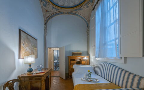 Elegant Suite: Florence Apartment with View on Med: Meubilair, Interieur Ontwerp, Plafond, Kamer, Flooring, Verdieping, Huis, Woonkamer, Bankstel, Fotolijst