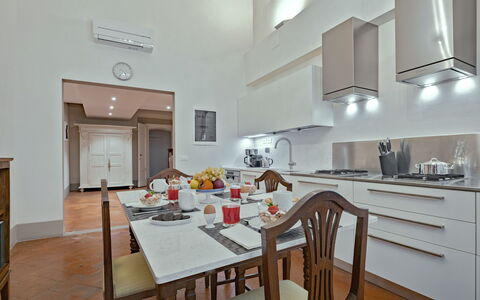 Elegant Suite: Florence Apartment with View on Med: Keuken, Interieur Ontwerp, Toestel Van De Keuken, Meubilair, Flooring, Major Appliance, Countertop, Plafond, Huishoudapparatuur, Kamer