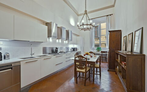 Elegant Suite: Florence Apartment with View on Med: Keuken, Flooring, Interieur Ontwerp, Hout, Meubilair, Countertop, Plafond, Toestel Van De Keuken, Verdieping, Cabinetry