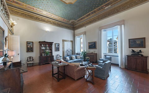 Elegant Suite: Florence Apartment with View on Med: Interieur Ontwerp, Meubilair, Plafond, Flooring, Verdieping, Kamer, Verlichting, Fotolijst, Stoel, Woonkamer