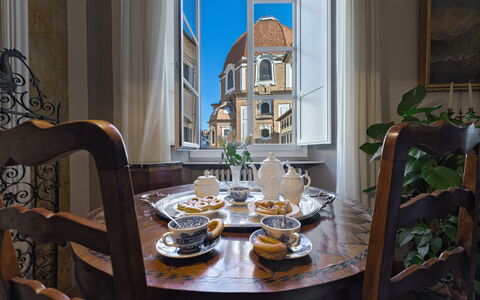Elegant Suite: Florence Apartment with View on Med: Meubilair, Interieur Ontwerp, Tableware, Tafel, Serveware, Kamer, Fotolijst, Dishware, Eetkamer, Porselein