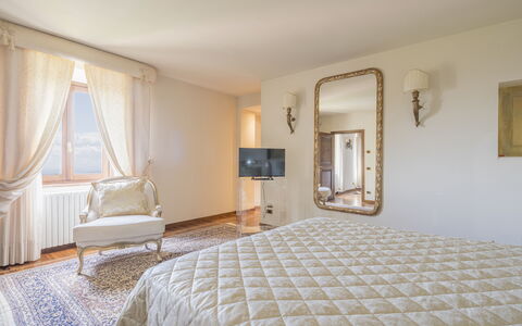 Villa Alessia Luxury: Meubilair, Interieur Ontwerp, Bed, Slaapkamer, Muur, Flooring, Verdieping, Laken, Bedding, Kamer