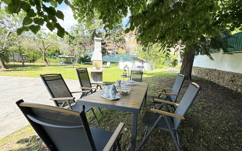 Il Volo Del Nibbio: Meubilair, Stoel, Buitenmeubels, Tafel, Buitentafel, Keuken En Eettafel, Schaduw, Restaurant, Tuin, Patio