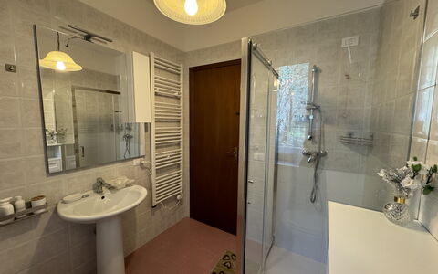 Il Volo Del Nibbio: Loodgieterswerkinrichting, Flooring, Badkamer, Wastafel In De Badkamer, Verdieping, Interieur Ontwerp, Wastafel, Kraan, Loodgieter, Kamer