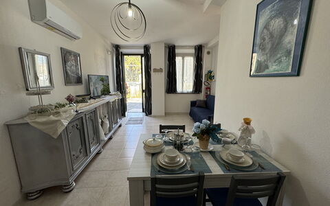 Il Volo Del Nibbio: Flooring, Meubilair, Verdieping, Appartement, Stoel, Keuken En Eettafel, Kamerplant, Woonkamer