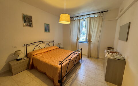 Il Volo Del Nibbio: Bed, Slaapkamer, Meubilair, Bedding, Laken, Interieur Ontwerp, Verdieping, Flooring, Hout, Linens