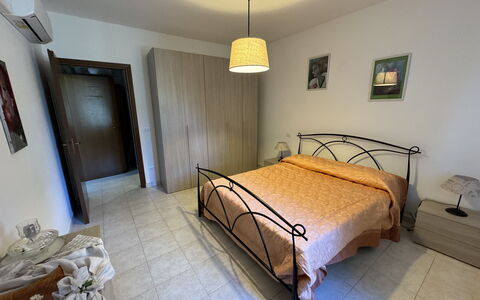 Il Volo Del Nibbio: Bed, Meubilair, Slaapkamer, Interieur Ontwerp, Bedding, Laken, Verdieping, Flooring, Hout, Kamer
