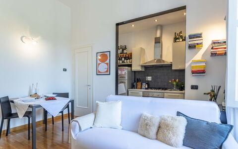 Green Suite Florence: Meubilair, Interieur Ontwerp, Flooring, Kamer, Verdieping, Bankstel, Hout, Plafond, Tafel, Woonkamer