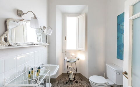 Villa Amelia: Badkamer, Muur, Loodgieterswerkinrichting, Interieur Ontwerp, Flooring, Loodgieter, Verdieping, Kraan, Wastafel, Huis