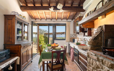 Casa Meletta: Meubilair, Hout, Interieur Ontwerp, Keuken, Tafel, Huis, Flooring, Countertop, Keuken En Eettafel, Stoel