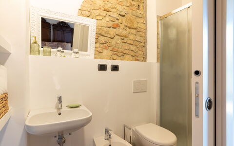 Casa Meletta: Muur, Flooring, Verdieping, Interieur Ontwerp, Loodgieterswerkinrichting, Deur, Loodgieter, Kamer, Badkamer, Plafond