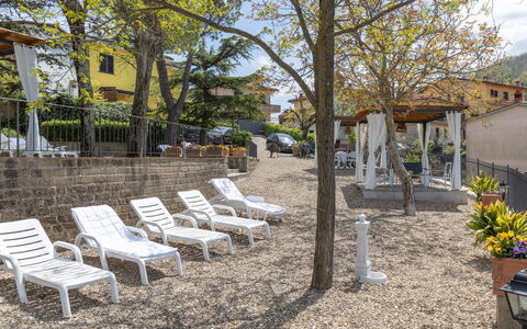 Agriturismo Casa Da Pietro: Buitenmeubels, Schaduw, Balkon, Werf, Hek, Stoel, Kamerplant, Bloempot, Binnenplaats, Home Schermen