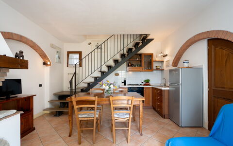 Casa Livia: Meubilair, Interieur Ontwerp, Keuken, Stoel, Appartement, Kamerplant, Countertop, Keuken En Eettafel, Beits, Cabinetry