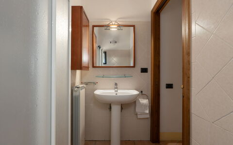 Casa Livia: Muur, Loodgieterswerkinrichting, Wastafel In De Badkamer, Hout, Flooring, Interieur Ontwerp, Wastafel, Verdieping, Badkamer, Spiegel