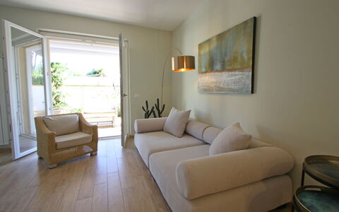 Casa Rossella: Meubilair, Bankstel, Flooring, Interieur Ontwerp, Muur, Verdieping, Hout, Woonkamer, Kamer