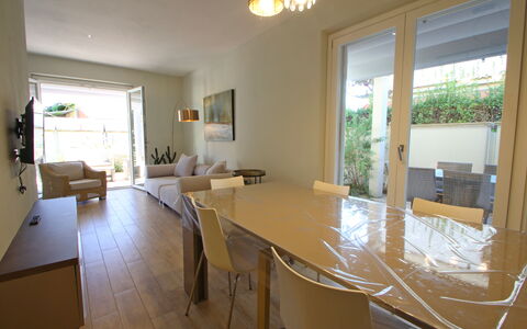 Casa Rossella: Meubilair, Flooring, Interieur Ontwerp, Stoel, Verdieping, Tafel, Keuken En Eettafel, Kamer, Appartement, Eetkamer