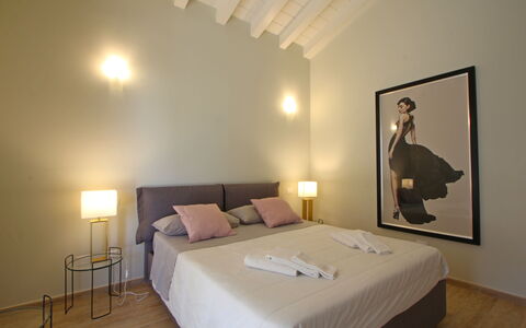 Casa Rossella: Bed, Interieur Ontwerp, Meubilair, Slaapkamer, Muur, Verdieping, Flooring, Bedding, Laken, Plafond