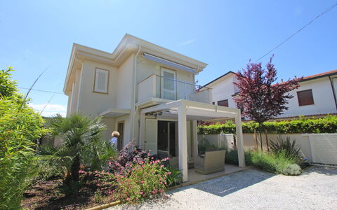 Casa Simonetta: Woongebied, Huis, Huis, Architectuur, Deur, Landgoed, Balkon, Voorstad, Schaduw, Veranda