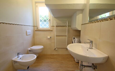 Casa Simonetta: Flooring, Verdieping, Badkamer, Loodgieterswerkinrichting, Interieur Ontwerp, Wastafel, Wastafel In De Badkamer, Loodgieter, Kraan, Kamer