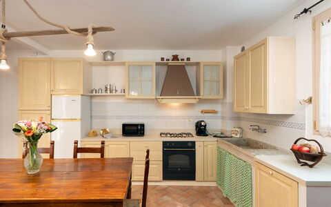 Villa Gori: Meubilair, Keuken, Countertop, Interieur Ontwerp, Cabinetry, Toestel Van De Keuken, Flooring, Verdieping, Hout, Major Appliance