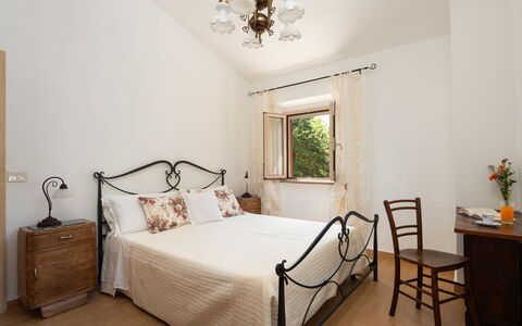 Villa Gori: Meubilair, Bed, Slaapkamer, Muur, Interieur Ontwerp, Hout, Flooring, Verdieping, Bedding, Laken