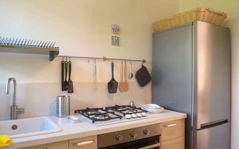 Casa Carla: Toestel Van De Keuken, Keuken, Countertop, Major Appliance, Fornuis, Fornuis, Huishoudapparatuur, Gasfornuis, Cabinetry, Meubilair