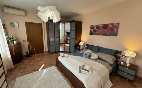 Anna: Meubilair, Bed, Interieur Ontwerp, Slaapkamer, Flooring, Verdieping, Laken, Bedding, Kamer, Hout