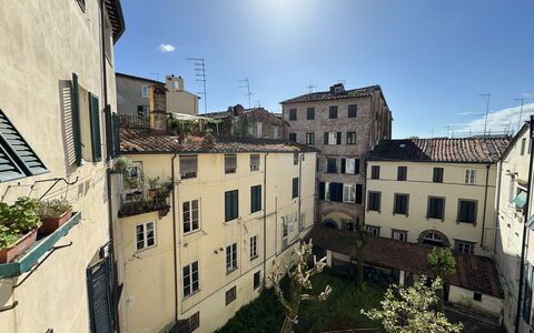 Anna: Gebouw, Muur, Venster, Buurt, Woongebied,  Dorf\, Appartement, Stedelijk Ontwerp, Menselijke Nederzetting, Gemengd Gebruik