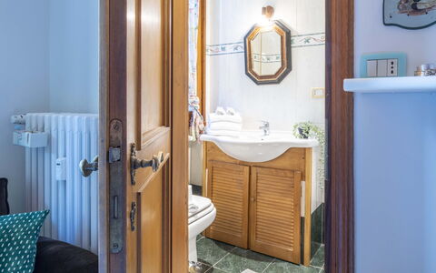 Suite Vogel: Hout, Wastafel In De Badkamer, Interieur Ontwerp, Flooring, Loodgieterswerkinrichting, Verdieping, Wastafel, Kraan, Badkamerkast, Badkamer