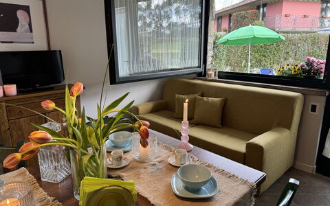 Green Hills 13: Hout, Interieur Ontwerp, Meubilair, Flooring, Kamer, Woonkamer, Bankstel, Kamerplant, Koffietafel