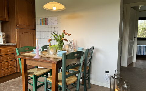 Green Hills 13: Meubilair, Interieur Ontwerp, Flooring, Eetkamer, Stoel, Tafel, Hout, Keuken En Eettafel, Verdieping, Kamer