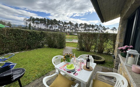 Green Hills 13: Struik, Tuin, Groundcover, Gazon, Landscaping, Werf, Haag, Backyard, Buitenmeubels, Buitentafel