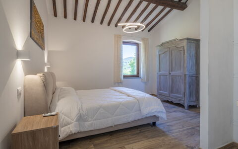 Villetta Cafaggio, Ac, Wifi, Panzano In Chianti: Bed, Slaapkamer, Interieur Ontwerp, Meubilair, Muur, Bedding, Laken, Flooring, Hout, Plafond