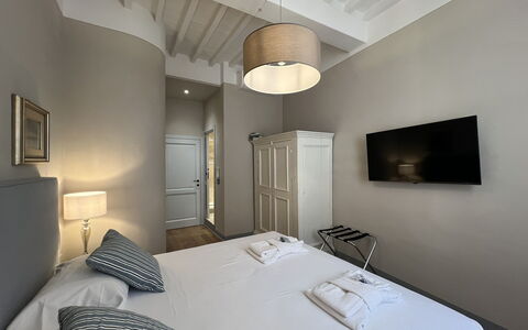 Via Roma 39: Slaapkamer, Bed, Laken, Bedding, Interieur Ontwerp, Bed Frame, Verdieping, Kamer, Plafond, Appartement