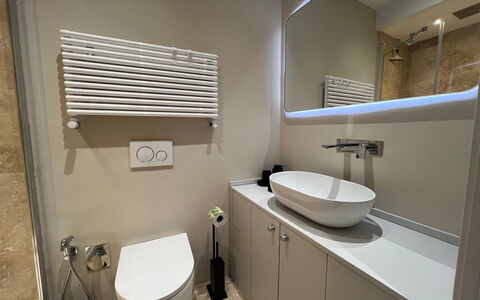Via Roma 39: Badkamer, Wastafel In De Badkamer, Loodgieterswerkinrichting, Wastafel, Flooring, Interieur Ontwerp, Toilet, Verdieping, Badkamerkast, Spiegel