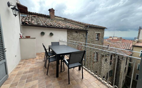 Via Roma 39: Meubilair, Verdieping, Buitenmeubels, Buitentafel, Stoel, Keuken En Eettafel, Balkon, Kamerplant, Binnenplaats, Tegel