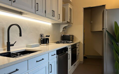 Via Roma 39: Keuken, Toestel Van De Keuken, Countertop, Major Appliance, Cabinetry, Interieur Ontwerp, Fornuis, Gootsteen, Fornuis, Plafond