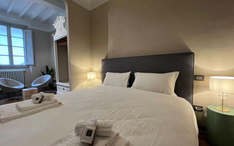 Via Roma 39: Slaapkamer, Bed, Interieur Ontwerp, Laken, Bedding, Verdieping, Meubilair, Plafond, Kamer, Linens