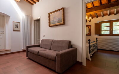 Appartamento Tuscia: Meubilair, Interieur Ontwerp, Flooring, Muur, Hout, Verdieping, Plafond, Bankstel, Kamer, Woonkamer