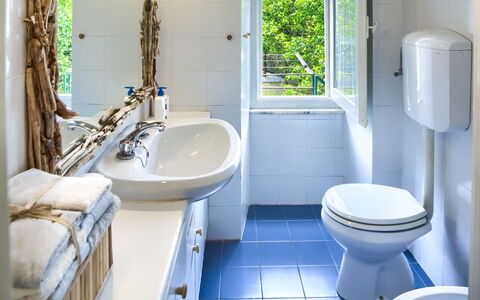 Corso Roma 15 Vacanze - Levanto: Badkamer, Wc Bril, Loodgieterswerkinrichting, Toilet, Wastafel In De Badkamer, Wastafel, Flooring, Kraan, Interieur Ontwerp, Verdieping