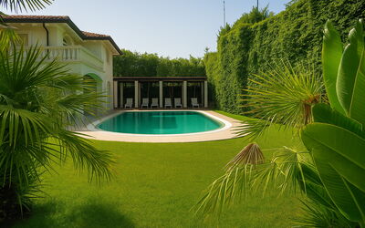 Villa Forte Dei Marmi, Pool & Garden: Groen, Zwembad, Struik, Huis, Toevlucht, Tuin, Schaduw, Landgoed, Gazon, Werf