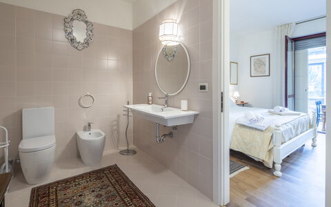 Bonaria Boutique House Ac, Wifi, Cinque Terre: Flooring, Loodgieterswerkinrichting, Verdieping, Interieur Ontwerp, Badkamer, Loodgieter, Wastafel, Verlichting, Kraan, Huis