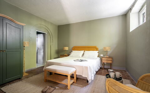 Passignano: Meubilair, Bed, Muur, Interieur Ontwerp, Slaapkamer, Verdieping, Flooring, Hout, Laken, Bedding