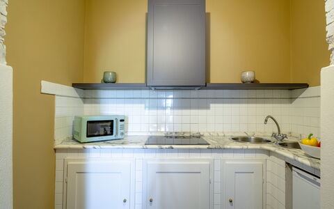 Passignano: Keuken, Countertop, Toestel Van De Keuken, Interieur Ontwerp, Major Appliance, Flooring, Cabinetry, Meubilair, Verdieping, Plafond