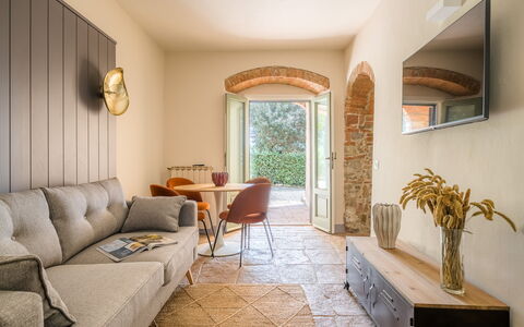 Passignano: Meubilair, Muur, Interieur Ontwerp, Flooring, Bankstel, Verdieping, Verlichting, Woonkamer, Tafel, Kamer