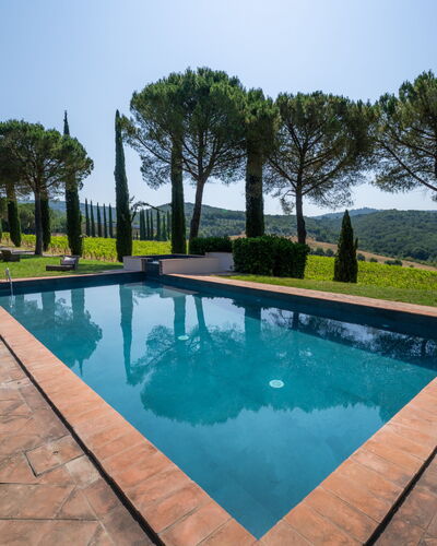 Passignano: Blauw, Zwembad, Landscaping, Tuin, Waterpartij, Schaduw, Backyard, Hacienda, Eco Hotel