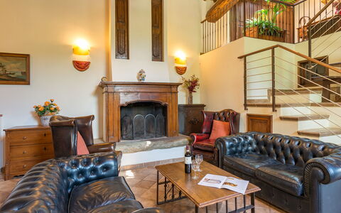 Antica Villa Della Lana: Meubilair, Interieur Ontwerp, Hout, Flooring, Plafond, Verlichting, Verdieping, Kamer, Bankstel, Woonkamer