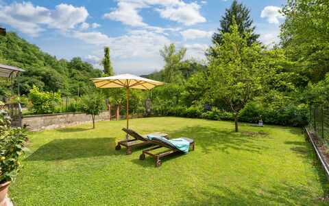 Villa Fornaci: Tuin, Land Lot, Meubilair, Groundcover, Gazon, Buitenmeubels, Schaduw, Eco Hotel, Landscaping, Werf