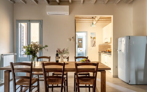 San Cristofano Blu Apartment Santa Croce, Florence: Meubilair, Flooring, Interieur Ontwerp, Hout, Verdieping, Tafel, Keuken En Eettafel, Stoel, Plafond, Eetkamer
