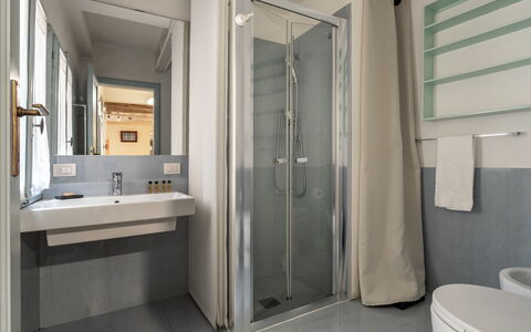 San Cristofano Blu Apartment Santa Croce, Florence: Badkamer, Loodgieterswerkinrichting, Interieur Ontwerp, Flooring, Verdieping, Wastafel, Wastafel In De Badkamer, Kraan, Kamer, Loodgieter